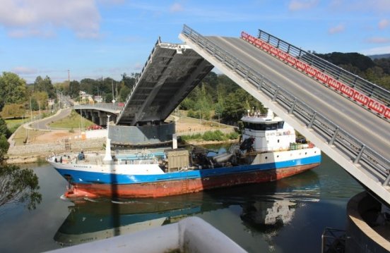 Con éxito se realizó la duodécima apertura de brazos del puente Cau Cau