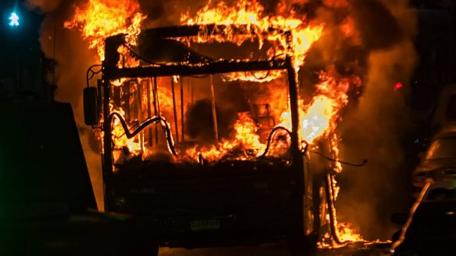 Micro resultó completamente quemada en Pedro Aguirre Cerda