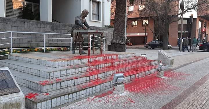 Estatua de O'Higgins en Talca fue atacada por desconocidos
