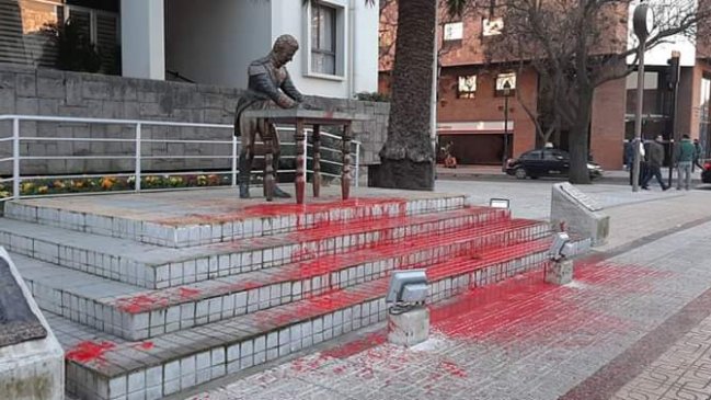 Estatua de O'Higgins en Talca fue atacada por desconocidos