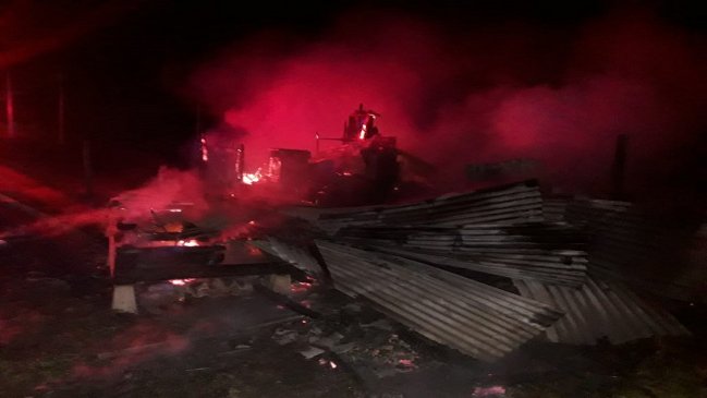 Investigan misterioso incendio en cabaña sin conexión eléctrica ni moradores en Contulmo
