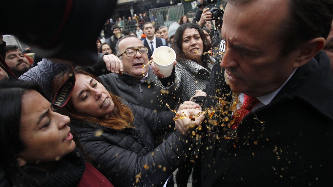 Diputados RN interponen querella por agresiones de apoderados del Instituto Nacional