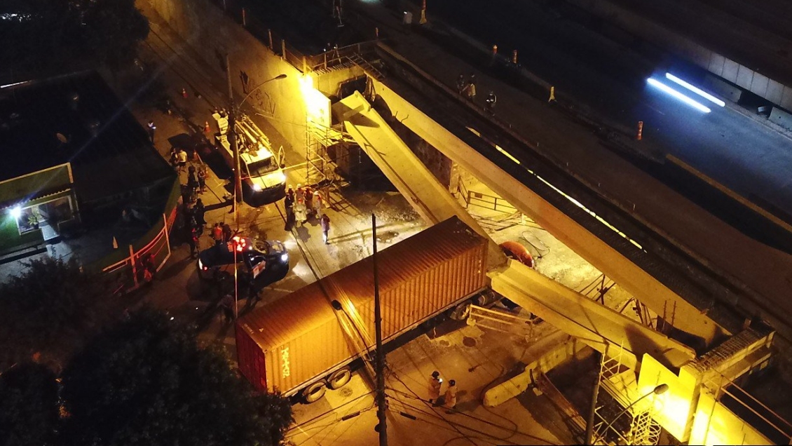 Parte de viaducto se desplomó sobre camión y murieron sus dos ocupantes en Río de Janeiro