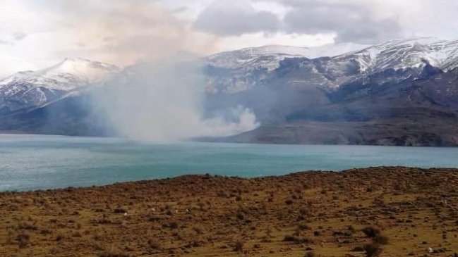 Incendio forestal afecta a estancia en Torres del Paine
