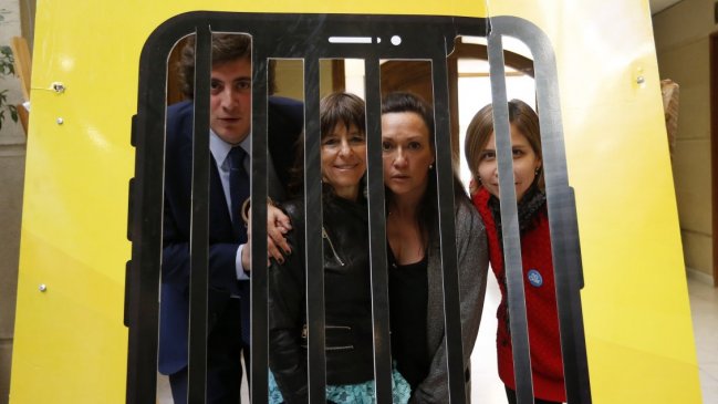 Grupo transversal de diputados pide prohibición total de celulares en los colegios