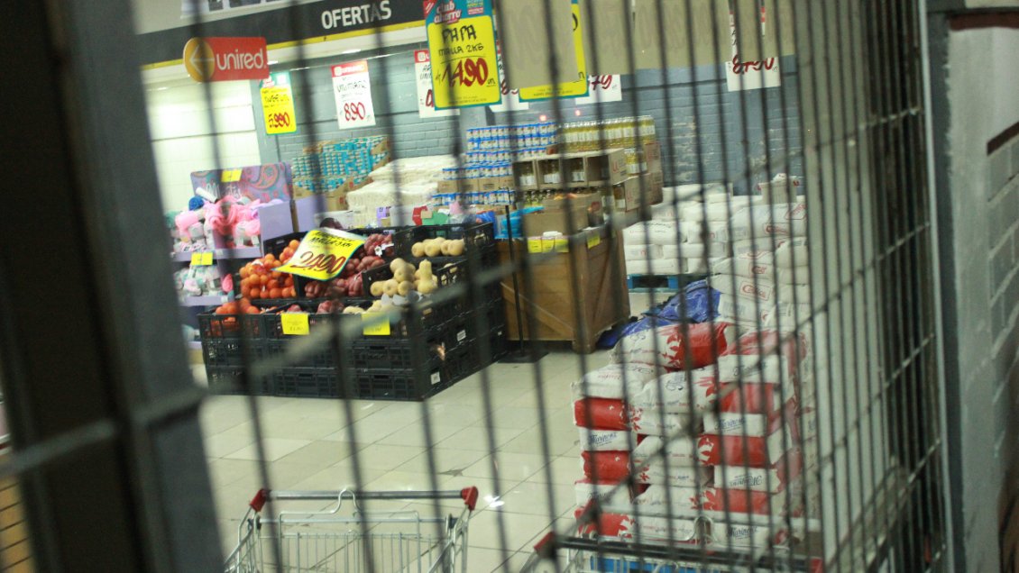 Puerto Montt: Con cuchillo carnicero asesinaron a guardia de supermercado Unimarc