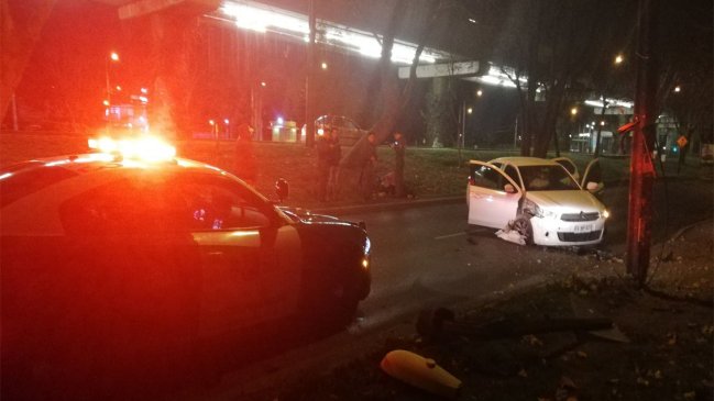 Choque de auto con poste mantiene corte de tránsito en Maipú