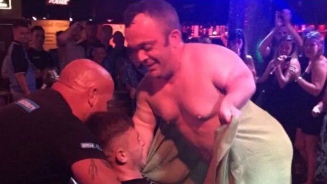 Quieren prohibir show de stripper enano por denigrante: 