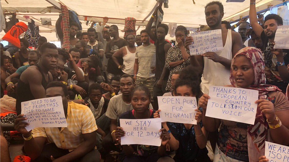 Once días a la deriva, sin permiso para desembarcar: El drama de 160 migrantes a bordo del 