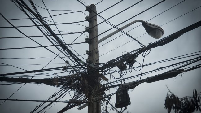 Piñera promulgó ley que obliga a empresas a retirar cables en desuso