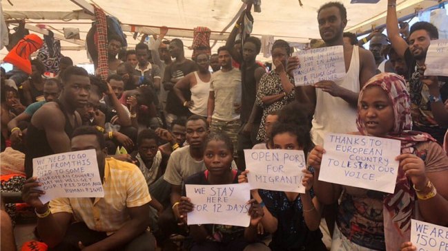 Once días a la deriva, sin permiso para desembarcar: El drama de 160 migrantes a bordo del 