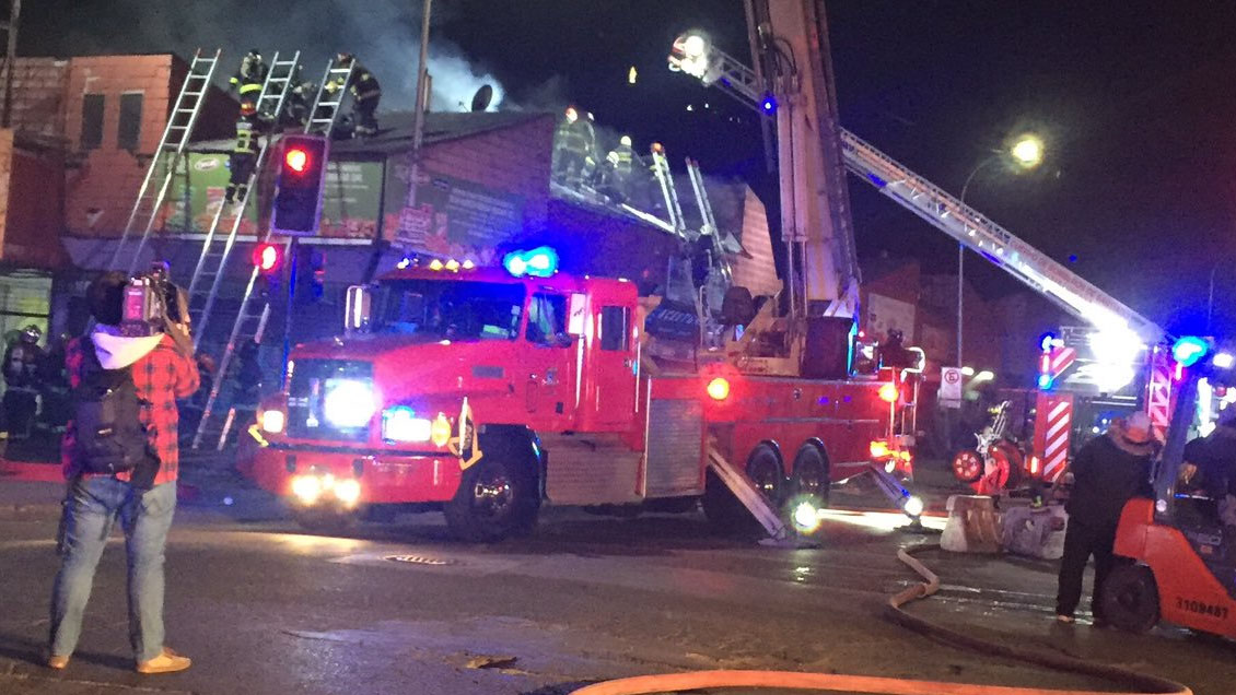 Incendio afecta a locales comerciales en Recoleta