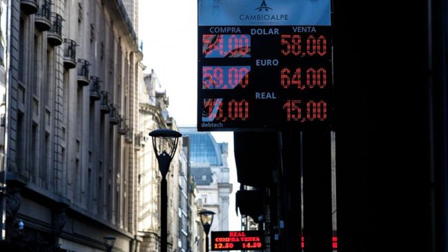 El peso argentino sigue su devaluación y el riesgo país alcanza cifra récord