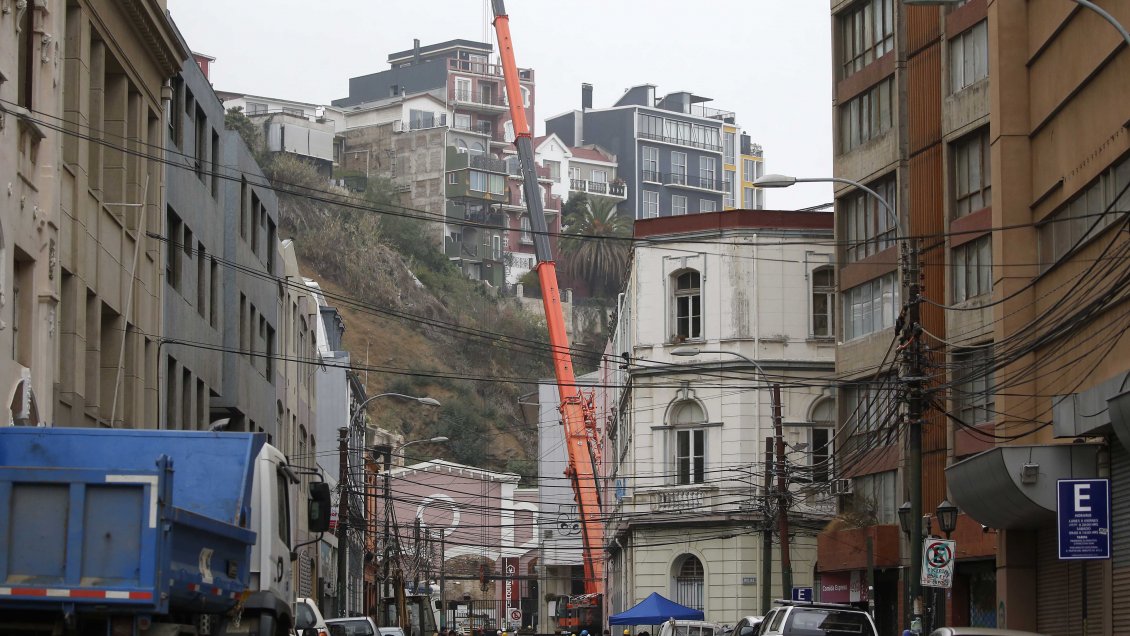 Conmoción en Valparaíso por derrumbe que deja varios muertos