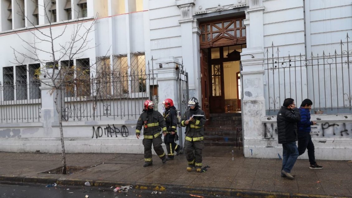 Dos detenidos tras incidentes que generaron amago de incendio en el Liceo de Aplicación