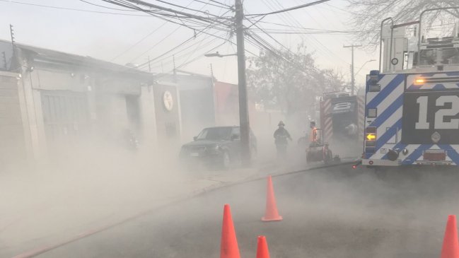Incendio en bodega de telas moviliza a Bomberos en Recoleta