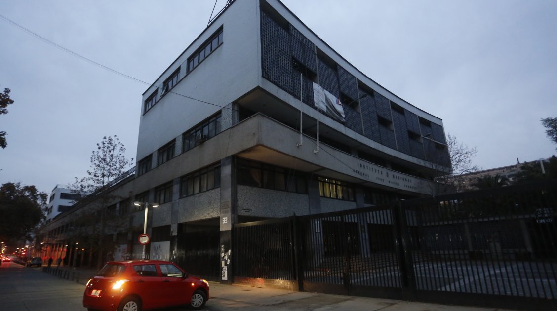 Alumnos y apoderados deberán mostrar carnet de identidad para ingresar al Instituto Nacional