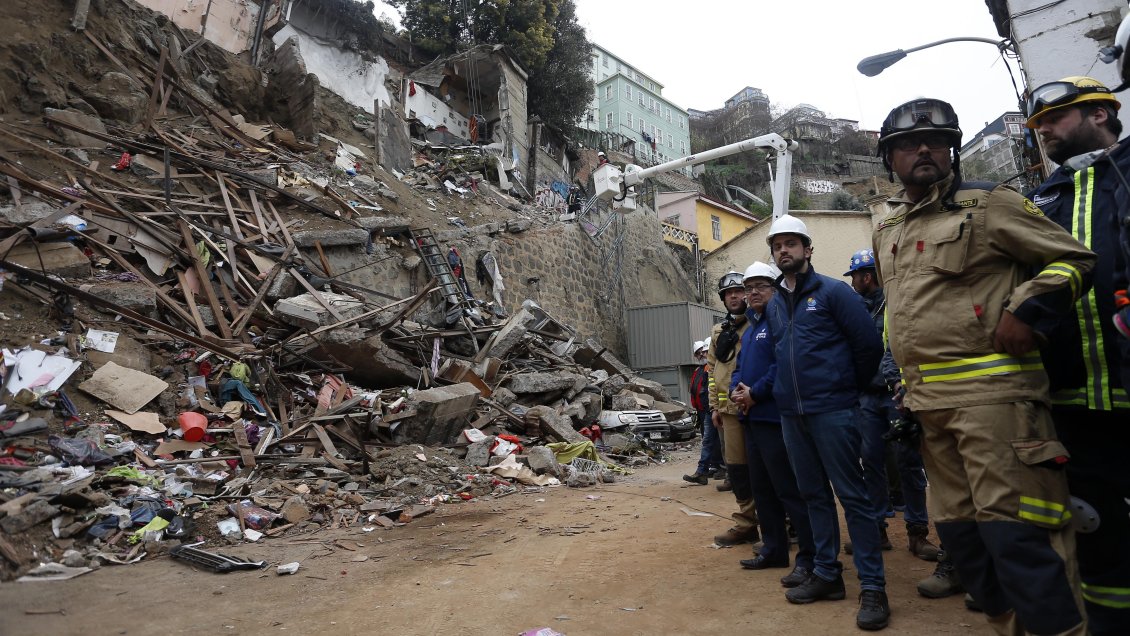 Tragedia en Valparaíso: Buscan a otras dos posibles víctimas entre los escombros
