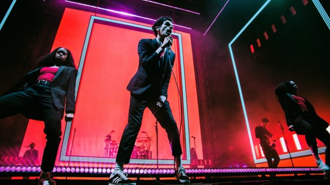 Líder de The 1975 desafía a la ley anti-LGBTQ y besa a fanático en Dubai