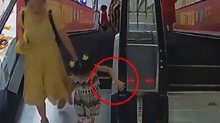 Niña quedó con su brazo atrapado en una escalera mecánica