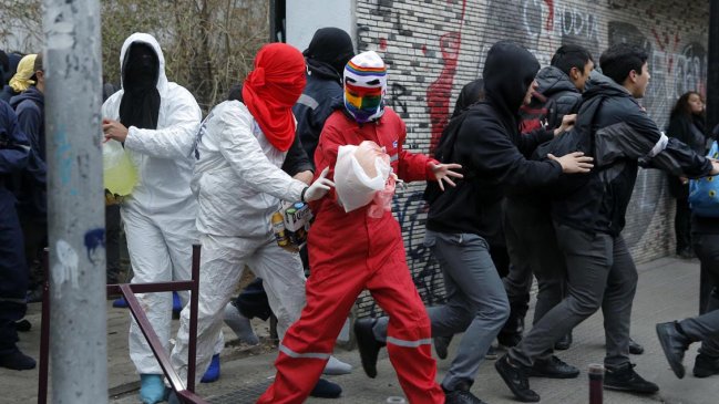 Nuevos incidentes en Instituto Nacional: Encapuchados golpearon a apoderado