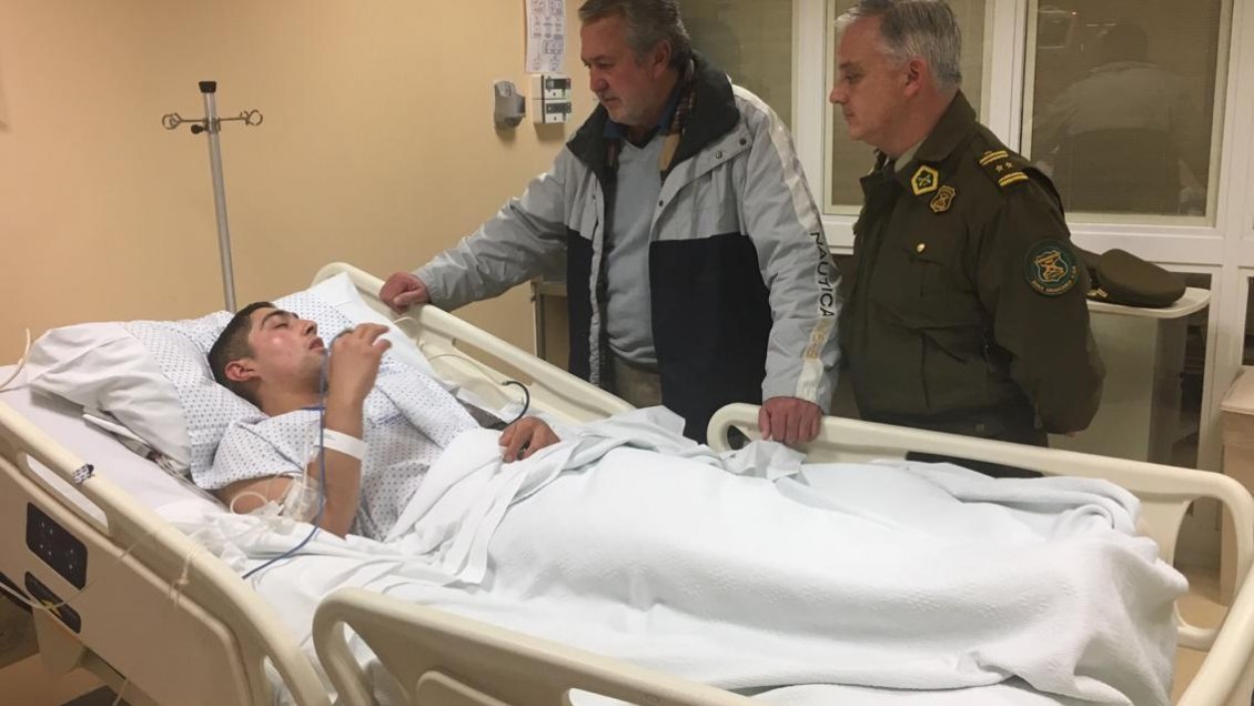 Intendente Atton visitó a carabinero que fue apuñalado en Temuco