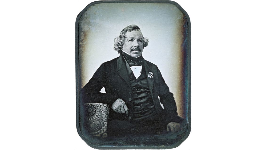 La decisión política que da origen al Día de la Fotografía