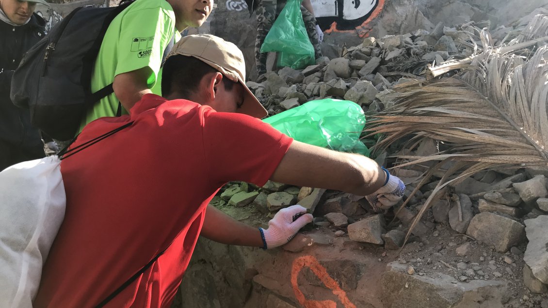 Jóvenes retiran más de 200 kilos de basura en cerro de Copiapó