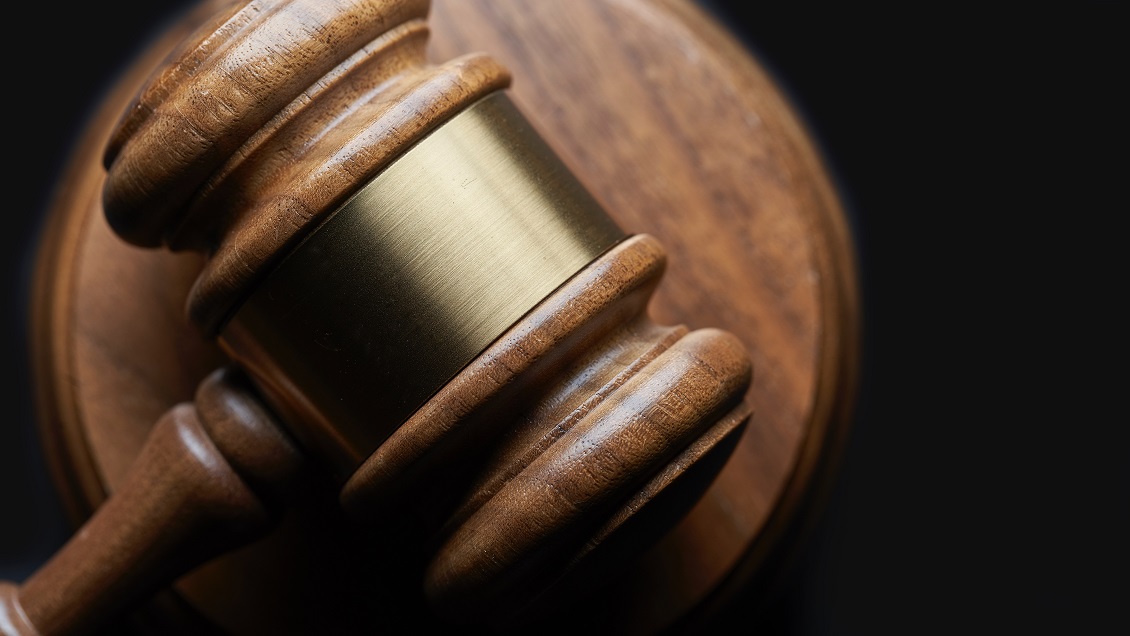 Juez le dijo a una víctima de pornovenganza que vendiera sus fotos a Playboy