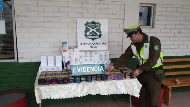 Detienen a sujeto que intentó contrabandear cientos de celulares de alta gama