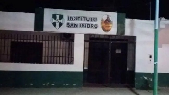 Adolescente intentó ingresar a un colegio por la reja, quedó con la cabeza atrapada y murió
