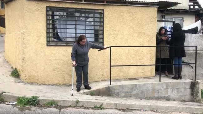 Mujer con muletas tiene orden de detención por colocar una rampa para salir de su casa