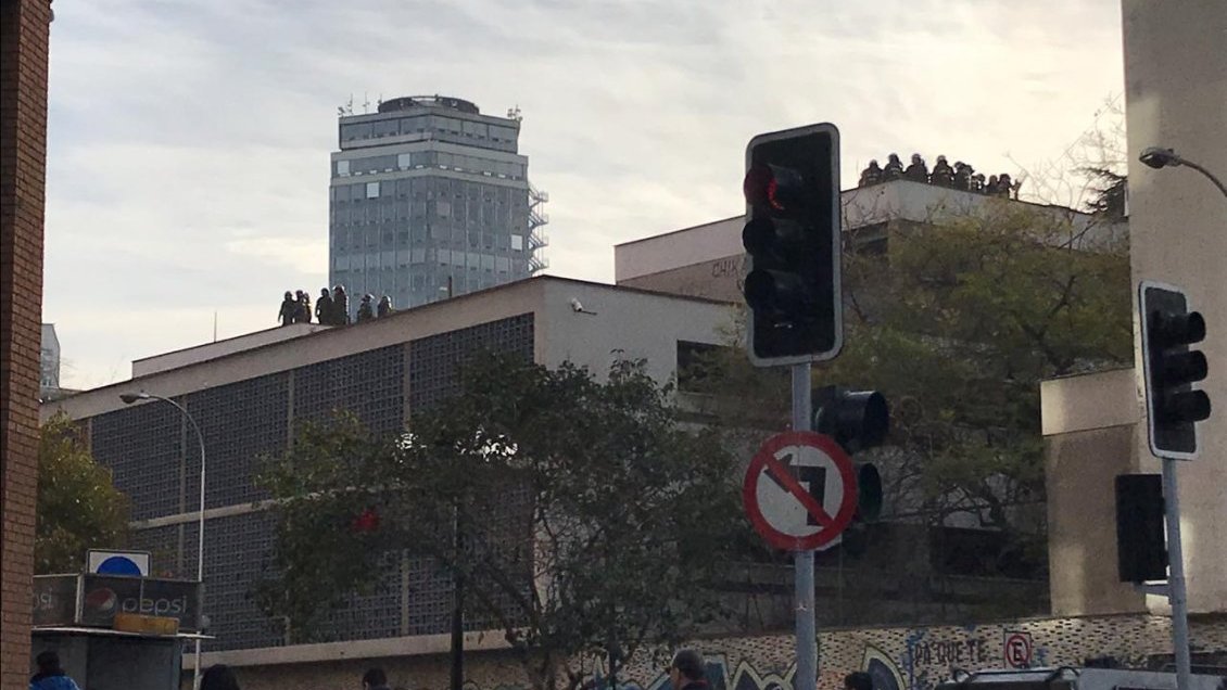 Carabineros se instalaron en el techo del Instituto Nacional para evitar incidentes