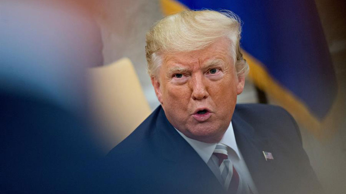 Trump analiza recortar impuestos a salarios ante posible recesión