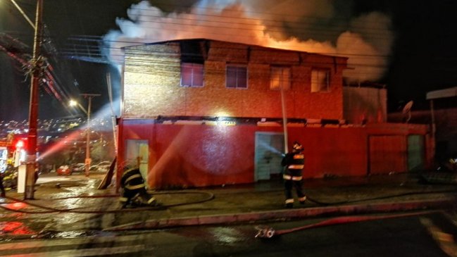 Tocopilla: Incendio que comenzó en una casa deshabitada dejó dos lesionados