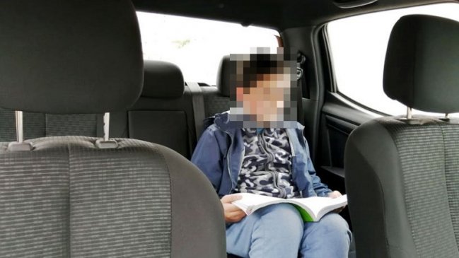 Niño estudia encerrado en auto porque al lado de su casa hay un ruidoso centro de eventos
