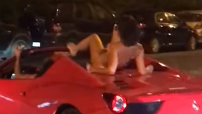 Policía busca a dueño de auto Ferrari que andaba con una mujer desnuda encima