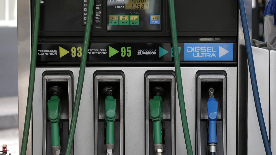 Precios de todos los combustibles bajarán a partir de este jueves