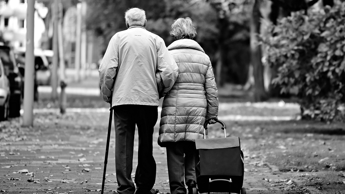 Seis adultos mayores fueron detenidos cuando los pillaron teniendo relaciones sexuales en público