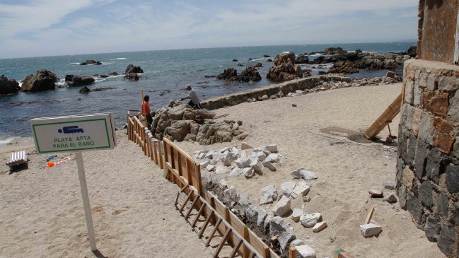Gobierno dice que muro es legal y no impide acceso a playa Los Lilenes de Concón