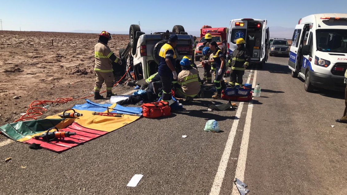 Dos personas fallecidas deja volcamiento camino a los geoglifos de Pintados en la Región de Tarapacá