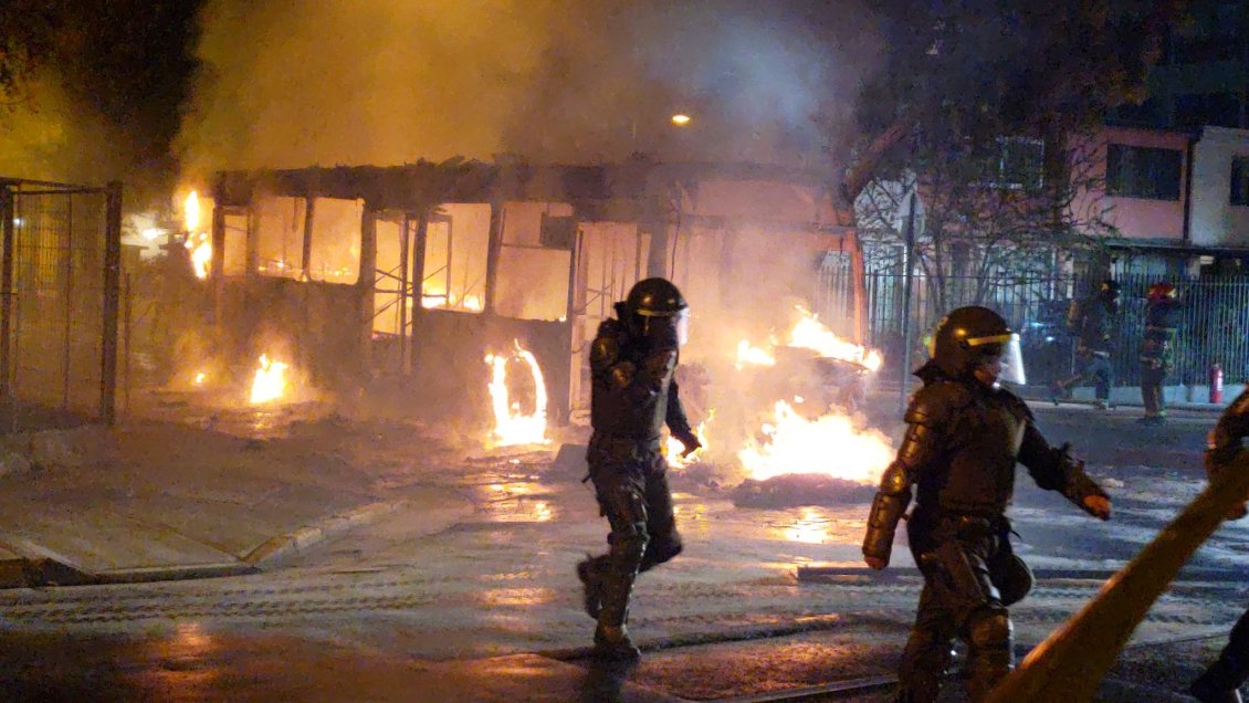 Encapuchados provocaron desmanes en Barrio Yungay