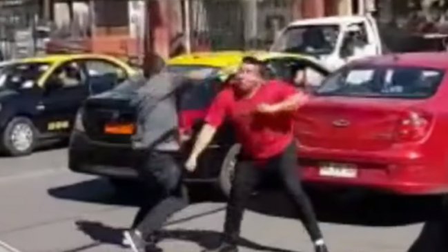 Captan pelea a puñetazos y un palo entre taxista y chofer de Uber