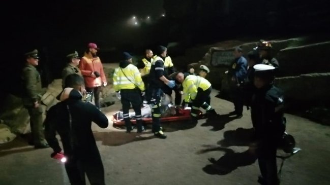 Vehículo desbarrancó en Quintero dejando un lesionado