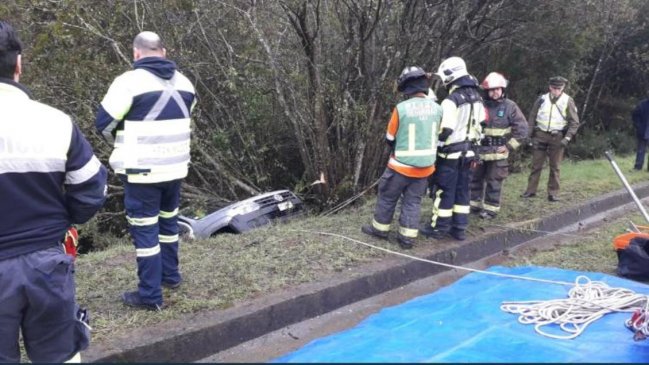 Camioneta cayó a un barranco y su conductor salvó ileso