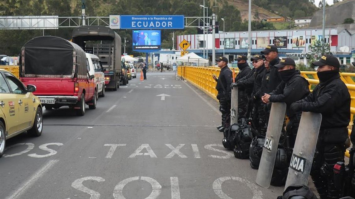 Policía colombiana toma frontera con Ecuador tras bloqueo de venezolanos
