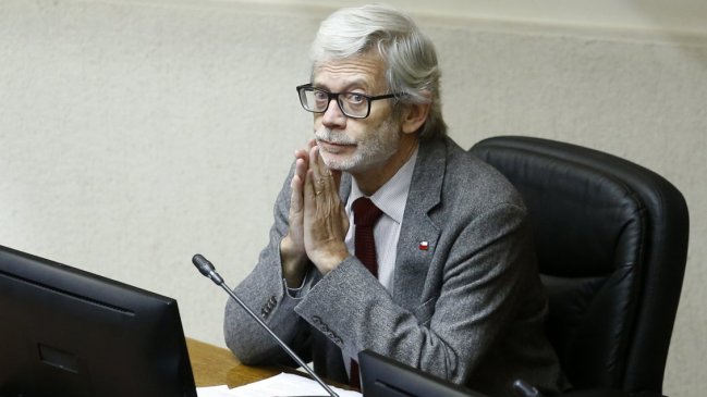 Fontaine defiende venta de remedios en supermercados: 