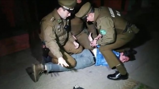 Detienen a carabinero acusado de intentar asaltar a reportero, y disparar al aire, frente a comisaría