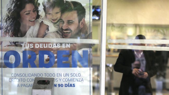 Uno de cada tres chilenos adultos tiene una deuda morosa