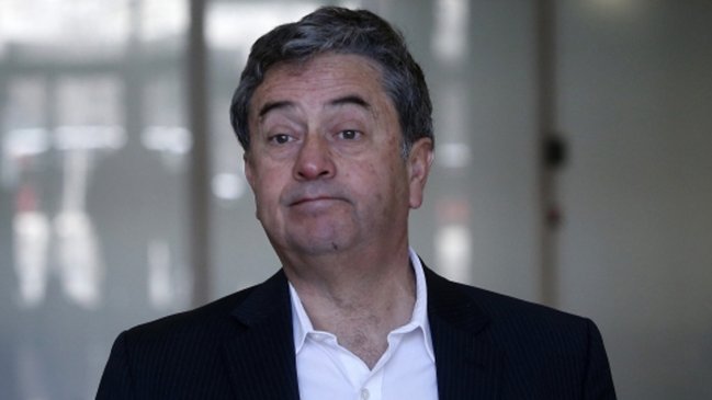 Atacan sede parlamentaria del senador Juan Antonio Coloma